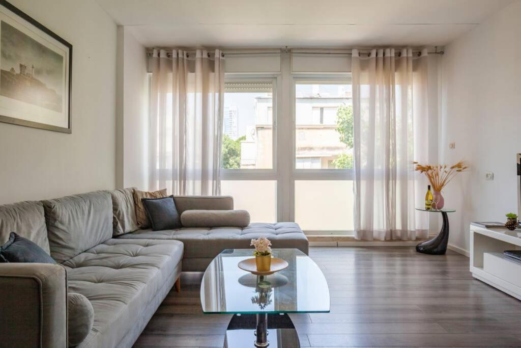 Big Apartment Next To Gordon Beach Plus Free Parking Tel Aviv Exterior photo